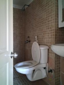 Common Bathroom Image of 1410 Sq.ft 3 BHK Apartment / Flat for sale in Paras Tierea, Sector 137 Noida for Rs. 12500000