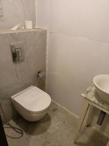 Common Bathroom Image of 725 Sq.ft 2 BHK Apartment / Flat for sale in La View Tower, Byculla Mumbai for Rs. 25000000