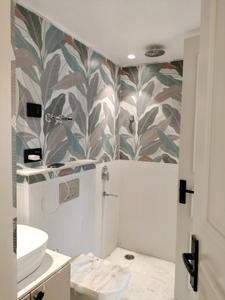 Common Bathroom One Image of 1900 Sq.ft 3 BHK Apartment / Flat for sale in Sunview Apartments , Sector 9 Dwarka New Delhi for Rs. 31500000