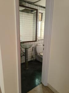 Bathroom Image of 2368 Sq.ft 3.5 BHK Apartment / Flat for rent in Unitech Uniworld City South, Sector 30 Gurgaon for Rs. 85000