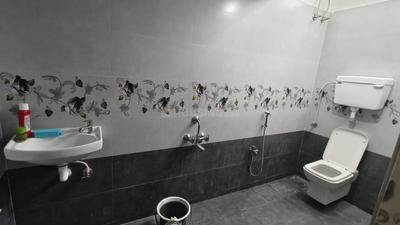Bathroom Image of 1200 Sq.ft 2 BHK Builder Floor for rent in Narasothipatti Salem for Rs. 25000