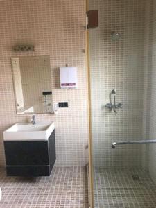 Bathroom Image of 1550 Sq.ft 4 BHK Builder Floor for rent in South City Floors 1, Sector 41 Gurgaon for Rs. 65000