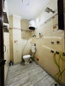 Bathroom Image of 850 Sq.ft 2.5 BHK Apartment / Flat for sale in Sri Niwaspuri New Delhi for Rs. 11000000
