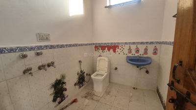 Bathroom Image of 800 Sq.ft 1 BHK Duplex for rent in Dalanwala Dehradun for Rs. 15000