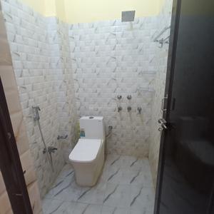 Bathroom Image of 1009 Sq.ft 3 BHK Builder Floor for rent in Rajajipuram Lucknow for Rs. 10000