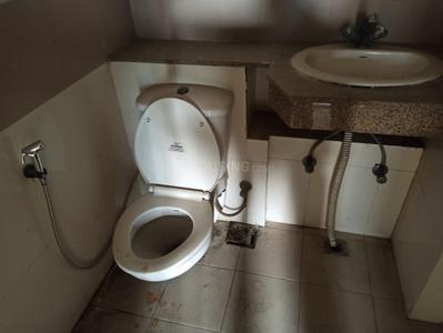 Bathroom Image of 1063 Sq.ft 2 BHK Apartment / Flat for rent in Mahagun Moderne, Sector 78 Noida for Rs. 37500