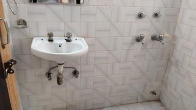 Bathroom Image of 700 Sq.ft 1 BHK Apartment / Flat for rent in Patparganj New Delhi for Rs. 24000