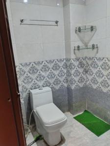 Bathroom Image of 985 Sq.ft 2 BHK Builder Floor for rent in Global Tower, Ashok Vihar Phase 3 Extension Gurgaon for Rs. 26000