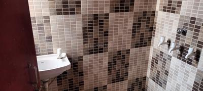 Bathroom Image of 700 Sq.ft 3 BHK Independent House for rent in Bangla Bazar Lucknow for Rs. 8500