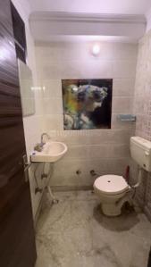 Bathroom Image of 550 Sq.ft 1 BHK Builder Floor for rent in Hari Nagar New Delhi for Rs. 15000