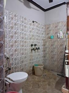 Common Bathroom Image of 1800 Sq.ft 3 BHK Builder Floor for rent in Sector 23 Noida for Rs. 35000