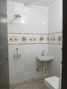 Common Bathroom Image of 1000 Sq.ft 3 BHK Builder Floor for rent in Bali Nagar New Delhi for Rs. 30000