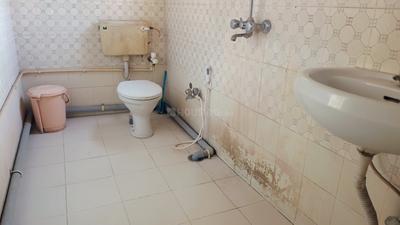 Bathroom Image of 850 Sq.ft 1 BHK Apartment / Flat for rent in Fraser Road Area Patna for Rs. 25000
