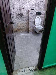 Bathroom Image of 950 Sq.ft 2 BHK Apartment / Flat for rent in Vaishali Ghaziabad for Rs. 25000