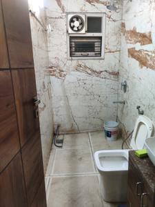 Bathroom Image of 900 Sq.ft 2 BHK Builder Floor for rent in Ramesh Nagar New Delhi for Rs. 30000