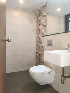 Common Bathroom Image of 900 Sq.ft 2 BHK Apartment / Flat for rent in Lodha Splendora, Kasarvadavali Thane for Rs. 26000
