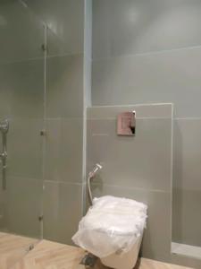 Common Bathroom Image of 2300 Sq.ft 3 BHK Builder Floor for sale in Suncity Township, Sector 54 Gurgaon for Rs. 40000000