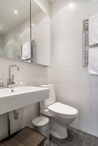 Bathroom Image of 1450 Sq.ft 3 BHK Apartment / Flat for sale in Khar Laxmi Nivas, Khar West Mumbai for Rs. 70000000