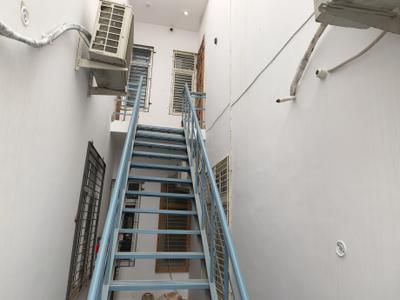 Staircase Image of 1200 Sq.ft 2.5 BHK Independent House for rent in Ganeshpur Rahmanpur Lucknow for Rs. 12000