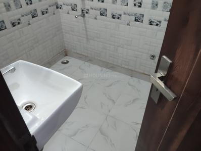 Bathroom Image of 1400 Sq.ft 3 BHK Builder Floor for rent in Preet Vihar New Delhi for Rs. 35000