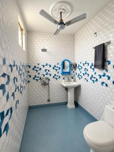 Bathroom Image of 650 Sq.ft 1 RK Builder Floor for rent in Azadpur New Delhi for Rs. 25000