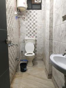 Common Bathroom Image of 450 Sq.ft 1 BHK Builder Floor for rent in Shalimar Bagh New Delhi for Rs. 20000