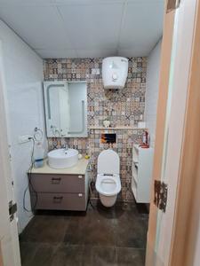 Bathroom Image of 1395 Sq.ft 3 BHK Apartment / Flat for sale in Emaar Emerald Estate, Sector 65 Gurgaon for Rs. 18000000
