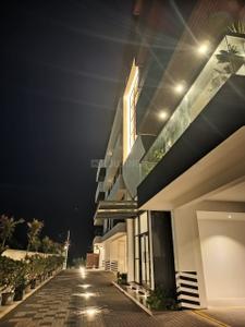 Balcony Image of 2460 Sq.ft 3 BHK Apartment / Flat for sale in Thiruvanmiyur Chennai for Rs. 51700000