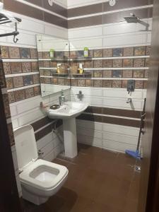 Bathroom Image of 1000 Sq.ft 2 BHK Apartment / Flat for sale in Lohgarh Zirakpur for Rs. 4500000