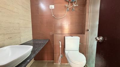 Bathroom Image of 1250 Sq.ft 2.5 BHK Apartment / Flat for sale in Mahagun Moderne, Sector 78 Noida for Rs. 16500000