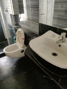 Common Bathroom Image of 890 Sq.ft 2 BHK Apartment / Flat for sale in K Raheja Vistas, Powai Mumbai for Rs. 26500000