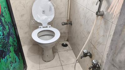 Bathroom Image of 400 Sq.ft 1 RK Apartment / Flat for rent in Borivali West Mumbai for Rs. 25000