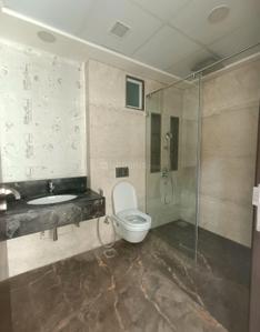 Bathroom Image of 2200 Sq.ft 3 BHK Apartment / Flat for rent in Lokhandwala Minerva, Worli Mumbai for Rs. 360000
