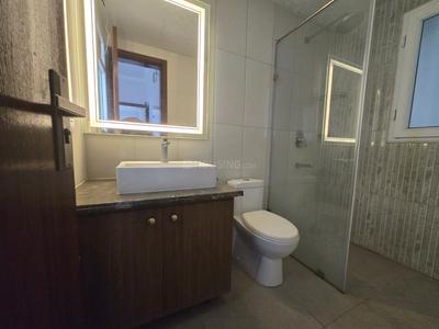 Bathroom Image of 1200 Sq.ft 3 BHK Apartment / Flat for sale in Central Park Aqua Front Towers, Sector 33 Sohna for Rs. 23500000