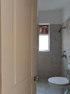 Common Bathroom Image of 1069 Sq.ft 2.5 BHK Apartment / Flat for sale in Paras Tierea, Sector 137 Noida for Rs. 9200000