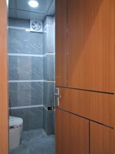 Common Bathroom Image of 1050 Sq.ft 2 BHK Apartment / Flat for sale in Skyline Dev Residency, Sector 104 Noida for Rs. 4500000