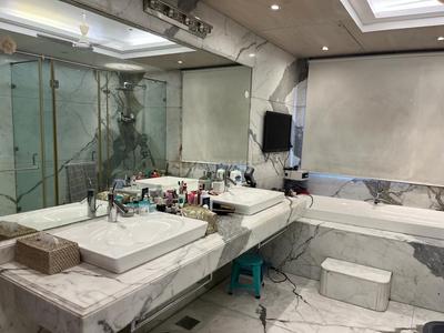 Bathroom Image of 4200 Sq.ft 4 BHK Builder Floor for sale in Maharani Bagh New Delhi for Rs. 200000000