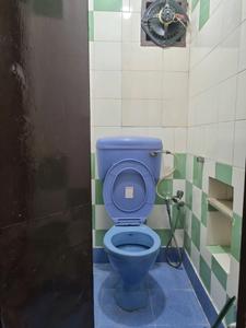 Common Bathroom Two Image of 750 Sq.ft 2 BHK Apartment / Flat for rent in DDA Flat Janakpuri, Janakpuri New Delhi for Rs. 24000