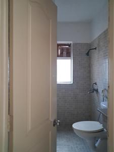 Common Bathroom Image of 1070 Sq.ft 2.5 BHK Apartment / Flat for sale in Paras Tierea, Sector 137 Noida for Rs. 8600000