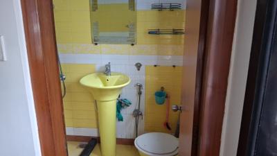 Bathroom Image of 800 Sq.ft 2 BHK Apartment / Flat for rent in Juhu Mumbai for Rs. 85000