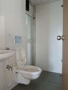 Common Bathroom Image of 700 Sq.ft 1.5 BHK Apartment / Flat for rent in Godrej Emerald, Kasarvadavali Thane for Rs. 26000