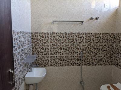 Bathroom Image of 1250 Sq.ft 2 BHK Apartment / Flat for rent in Panchsheel Colony Ranchi for Rs. 14000