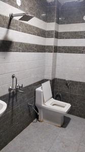Bathroom Image of 600 Sq.ft 1 BHK Independent House for rent in DLF Phase 3 Gurgaon for Rs. 22000