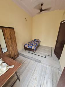 Bedroom Image of 720 Sq.ft 2 BHK Builder Floor for rent in Mukherjee Nagar New Delhi for Rs. 25000