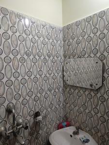 Bathroom Image of 1700 Sq.ft 3 BHK Apartment / Flat for rent in Kalakusuma Dhanbad for Rs. 10000