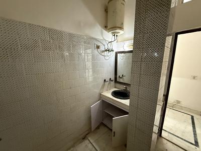 Bathroom Image of 1000 Sq.ft 2 BHK Builder Floor for rent in Lajpat Nagar New Delhi for Rs. 41000