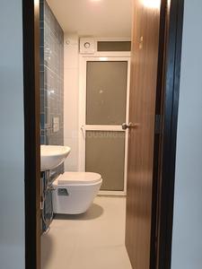 Bathroom Image of 450 Sq.ft 1 BHK Apartment / Flat for rent in Lodha Amara, Kolshet Thane for Rs. 25000