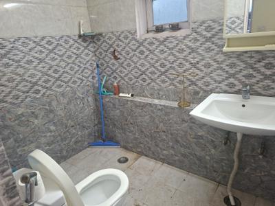 Bathroom Image of 450 Sq.ft 1 RK Builder Floor for rent in Safdarjung Enclave New Delhi for Rs. 32000