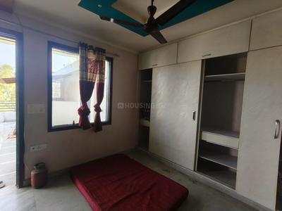 Bedroom Image of 300 Sq.ft 1 RK Apartment / Flat for rent in Mukherjee Nagar New Delhi for Rs. 11000