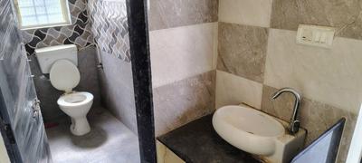 Bathroom Image of 500 Sq.ft 1 BHK Independent House for rent in Kharadi Pune for Rs. 15000